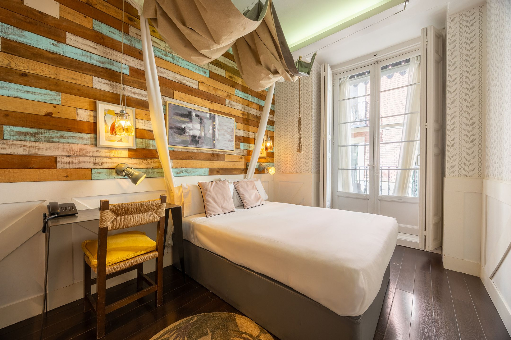 Superior Urban Room