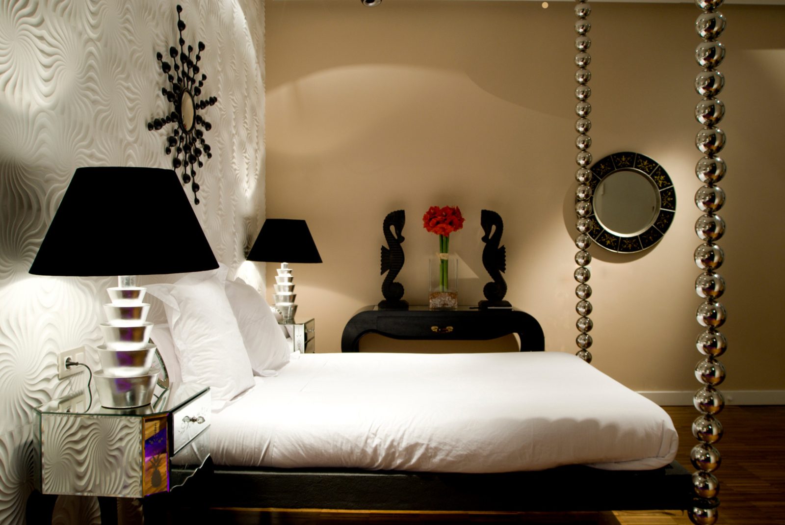 Cama suspendida y detalle de Junior Suite